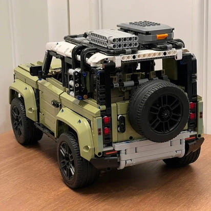 1-12 Scale Land Rover Defender Model (2573 pcs)
