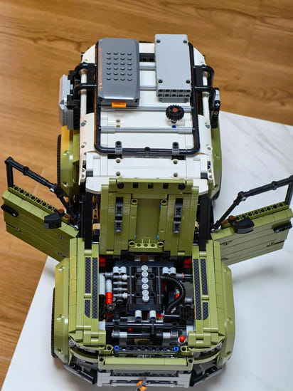 1-12 Scale Land Rover Defender Model (2573 pcs)
